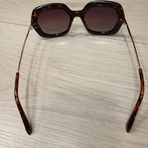 Lily Pulitzer Sunglasses - Picture 8 of 10